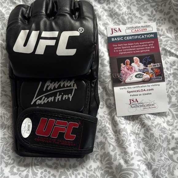 Valentina Shevchenko UFC Black Autographed Glove JSA CERTIFICATION - Picture 1 of 6